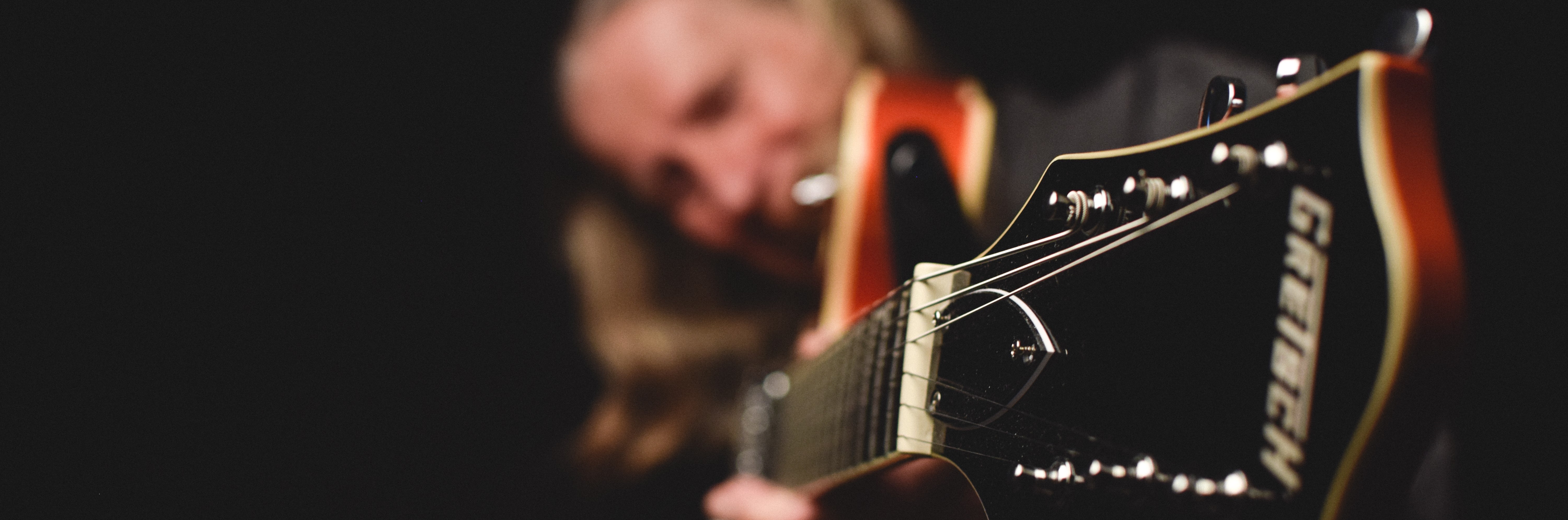 Musiker spielt Gitarre